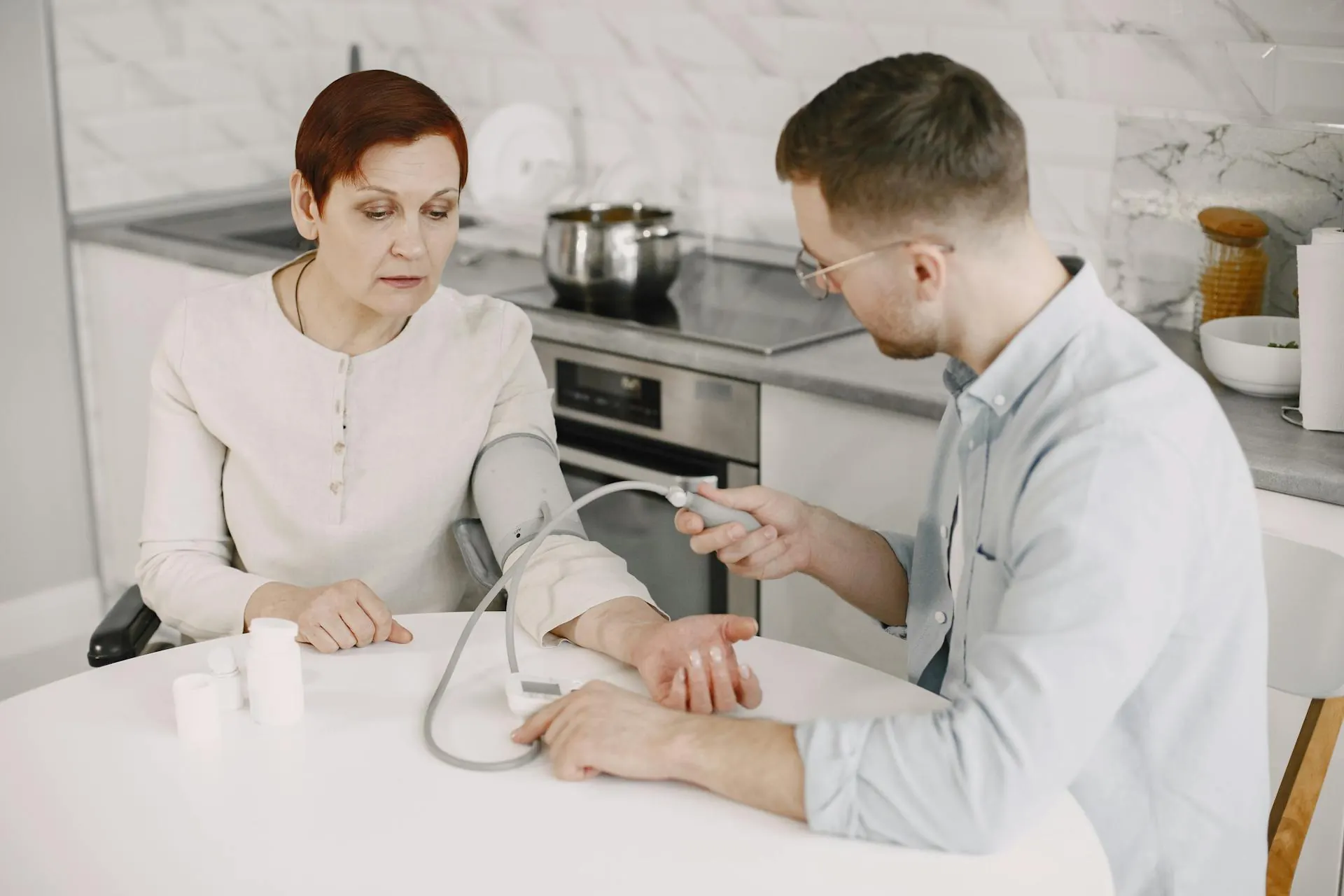Especialista brindando asesoría sobre hábitos ergonómicos ante ordenadores